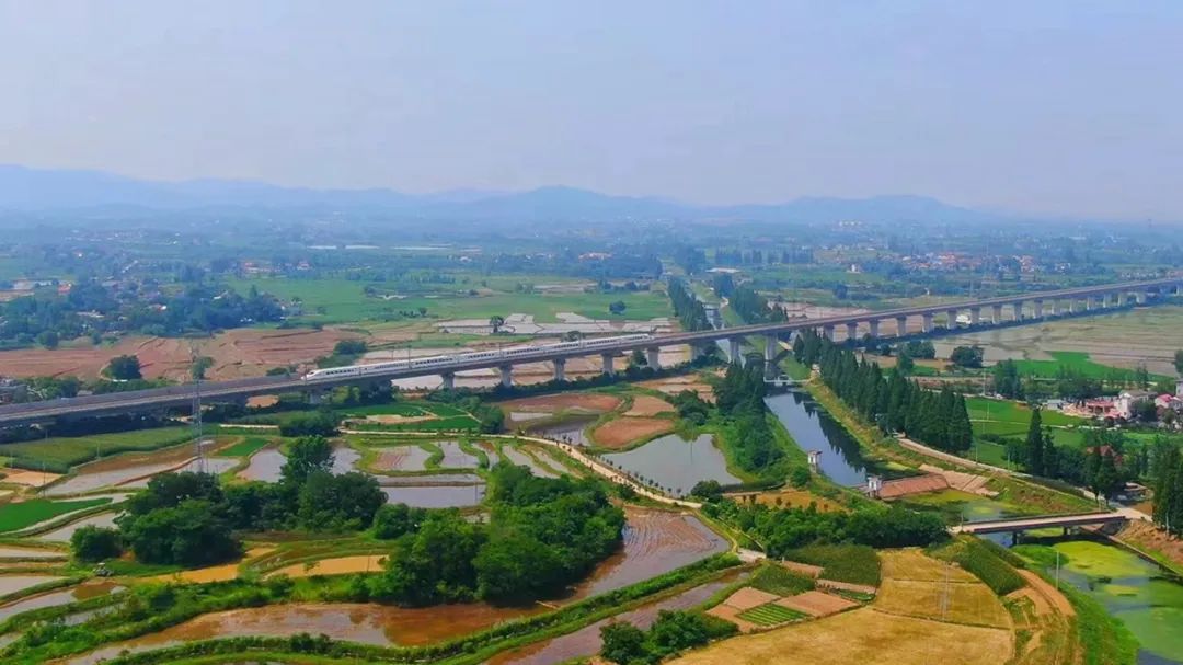 “超级环线”高铁首发！站站有美景