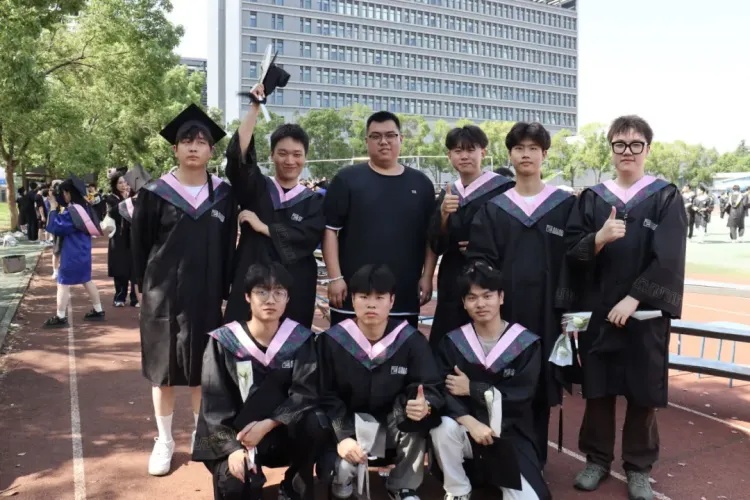 31岁的“朱妈妈”,凭什么被100多名学生写进论文致谢? 31岁的“朱妈妈”,凭什么被100多名学生写进论文致谢?