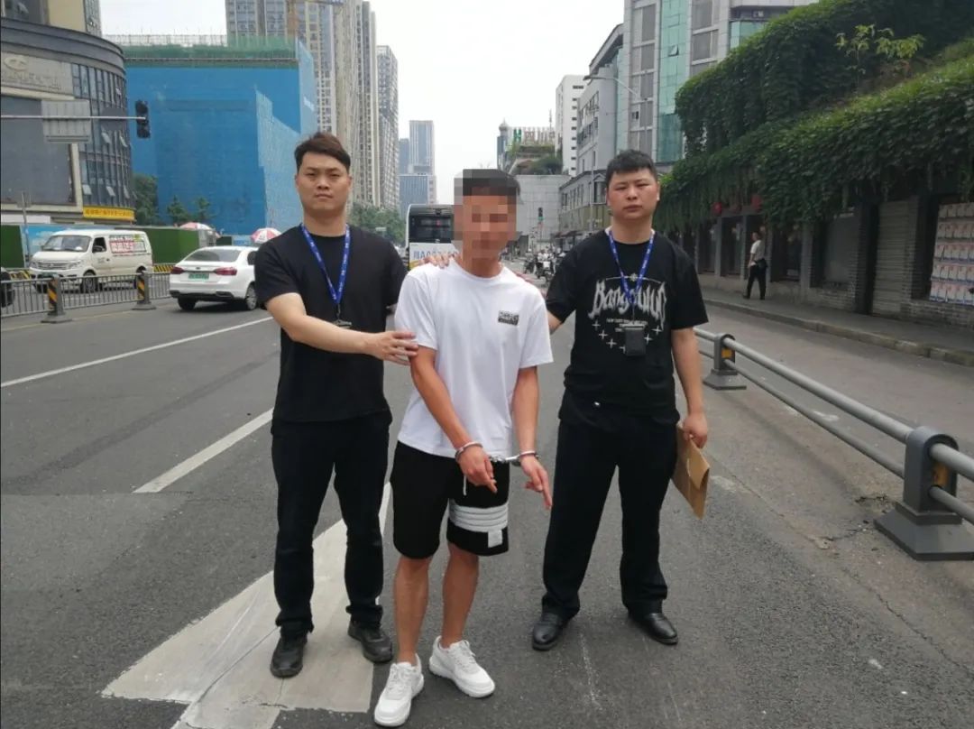 无证驾驶撞了就跑?成都交警:没门儿 无证驾驶撞了就跑?成都交警:没门儿