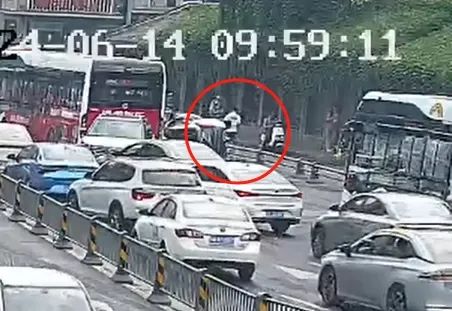 无证驾驶撞了就跑?成都交警:没门儿 无证驾驶撞了就跑?成都交警:没门儿