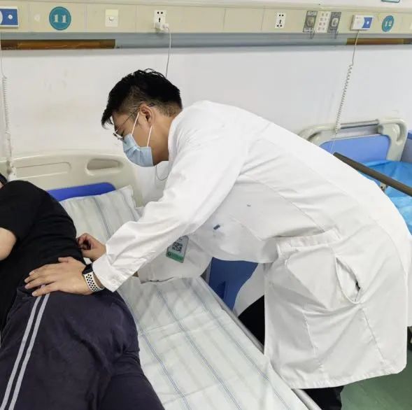 “咔嚓”一声腰椎断了！医生：这个错很多人会犯