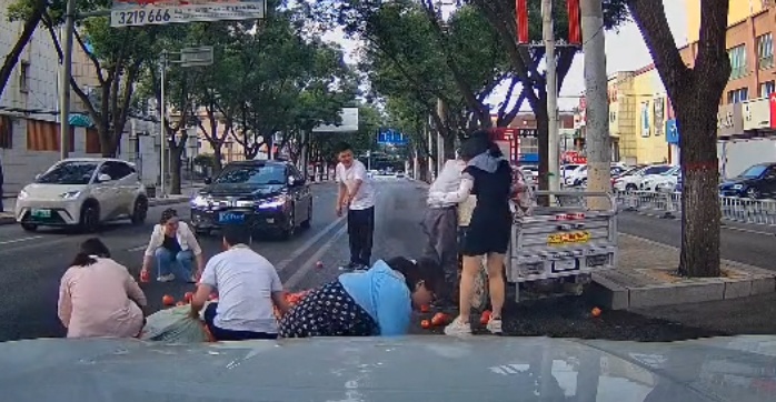 大爷三轮车侧翻西红柿散落一地！接下来一幕温暖网友