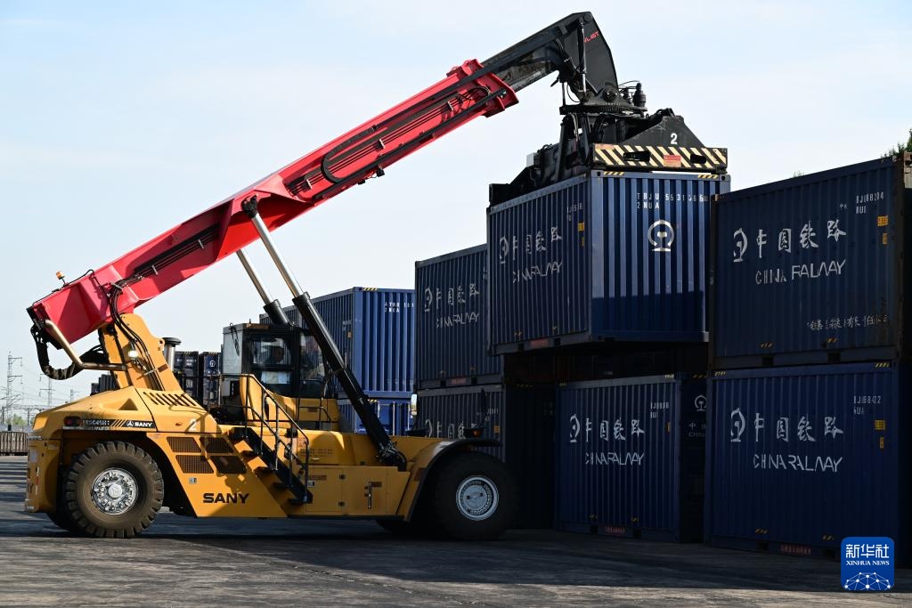 内蒙古兰炭专列铁海联运首发 内蒙古兰炭专列铁海联运首发