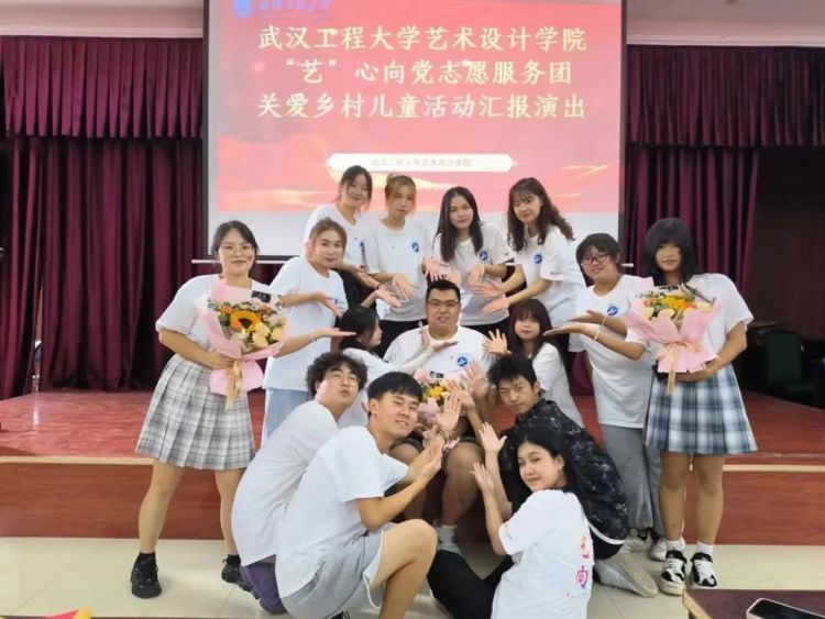 31岁的“朱妈妈”,凭什么被100多名学生写进论文致谢? 31岁的“朱妈妈”,凭什么被100多名学生写进论文致谢?