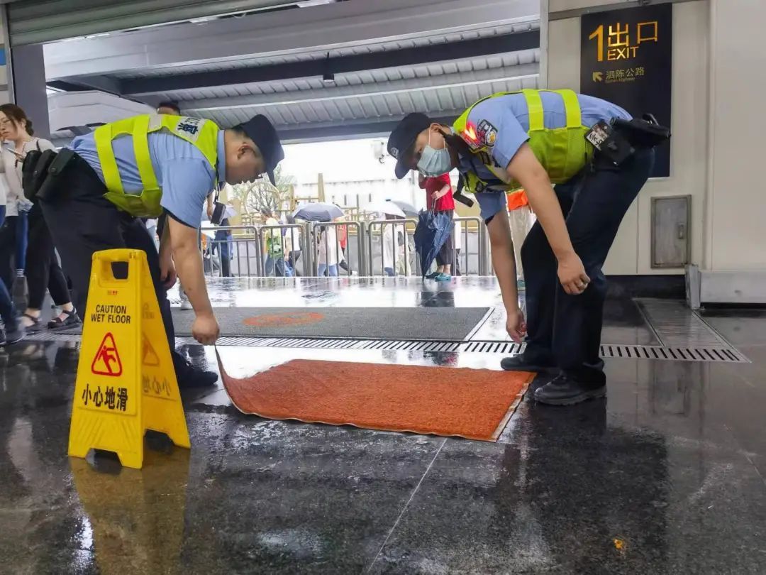 上海5万余警力迎战“暴力梅” 动态监控661个积水点 上海5万余警力迎战“暴力梅” 动态监控661个积水点