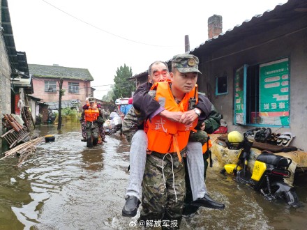 福建南平暴雨，武警官兵紧急驰援