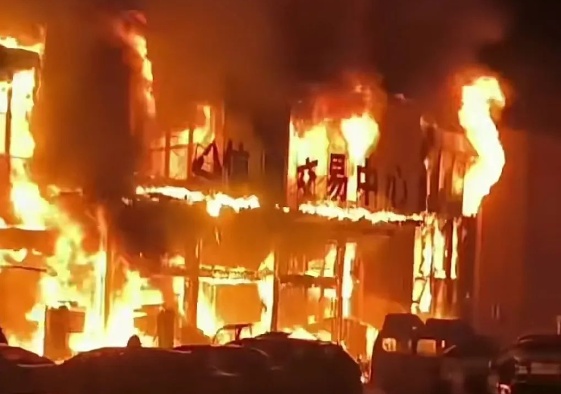一汽配城发生火灾！现场一片火海……