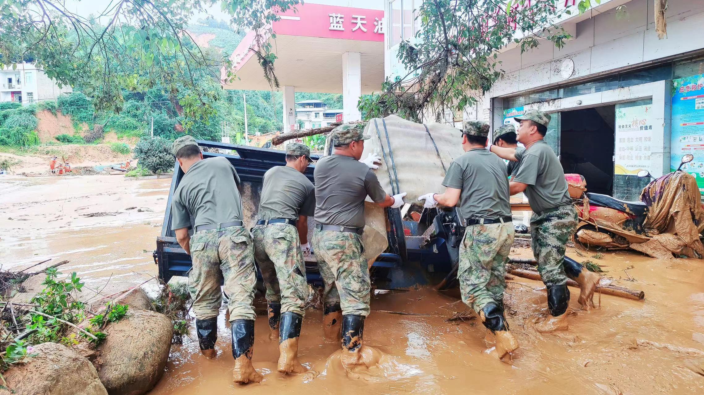 福建龙岩:夜雨中艰难跋涉的最美逆行者 福建龙岩:夜雨中艰难跋涉的最美逆行者