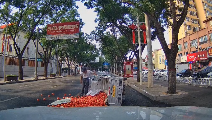 大爷三轮车侧翻西红柿散落一地！接下来一幕温暖网友