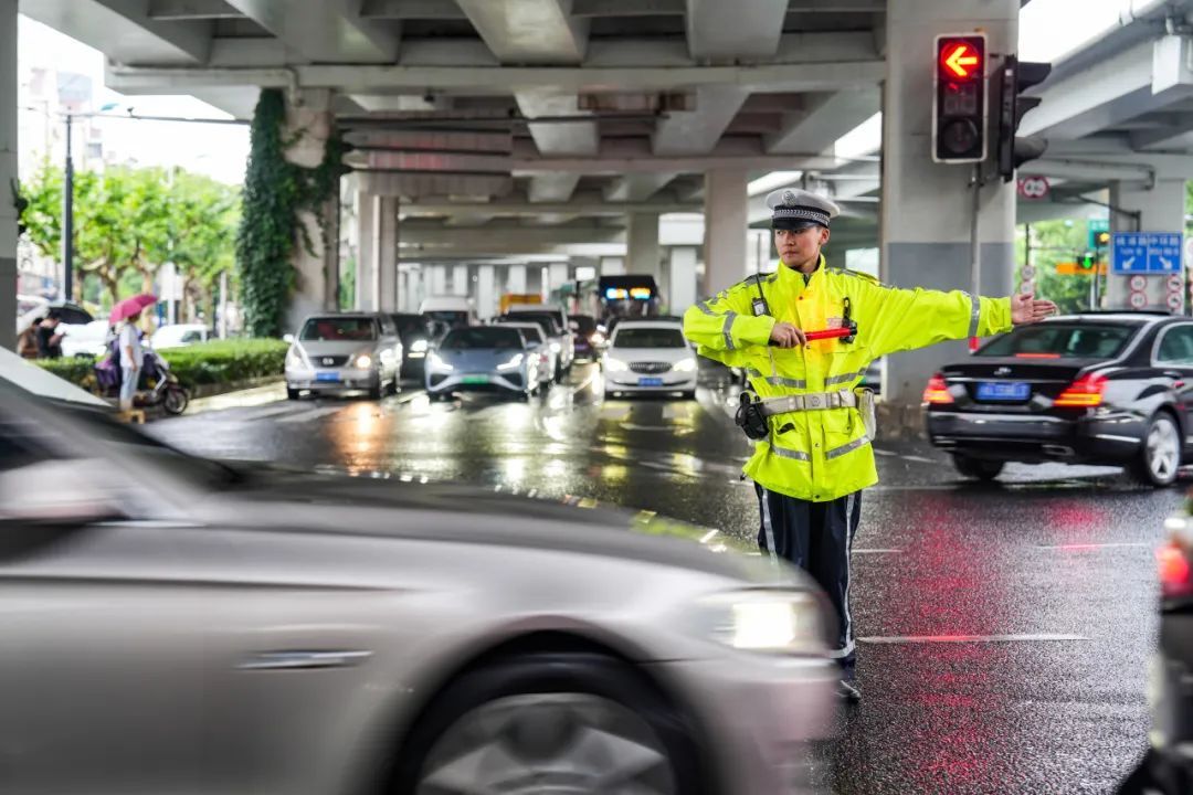 上海5万余警力迎战“暴力梅” 动态监控661个积水点 上海5万余警力迎战“暴力梅” 动态监控661个积水点