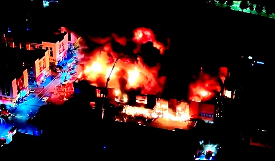 一汽配城发生火灾！现场一片火海……