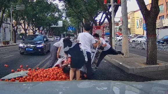 大爷三轮车侧翻西红柿散落一地！接下来一幕温暖网友