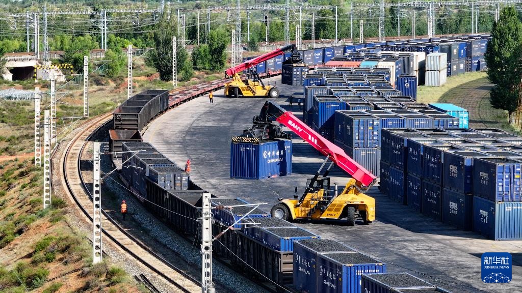 内蒙古兰炭专列铁海联运首发 内蒙古兰炭专列铁海联运首发