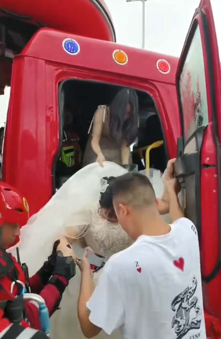 桂林一女孩出嫁路上被困,消防车当婚车, 坐船到新郎家 桂林一女孩出嫁路上被困,消防车当婚车, 坐船到新郎家