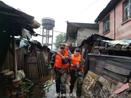 福建南平暴雨，武警官兵紧急驰援