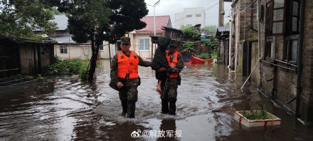 福建南平暴雨，武警官兵紧急驰援