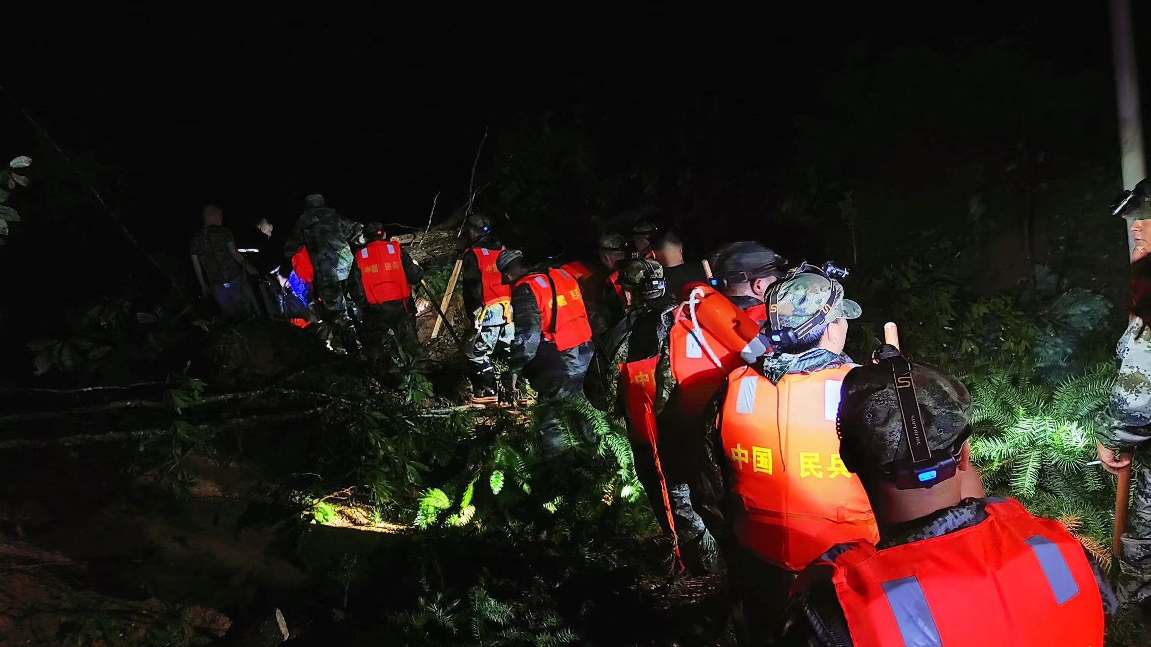 福建龙岩:夜雨中艰难跋涉的最美逆行者 福建龙岩:夜雨中艰难跋涉的最美逆行者