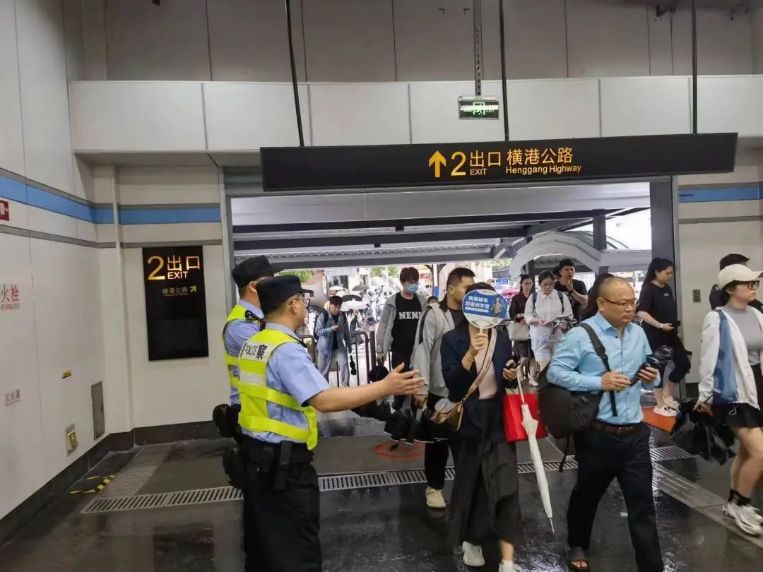 上海5万余警力迎战“暴力梅” 动态监控661个积水点 上海5万余警力迎战“暴力梅” 动态监控661个积水点