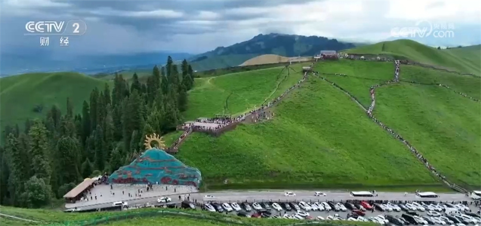 新疆那拉提草原迎旅游高峰 单日游客超4万人创历史新高