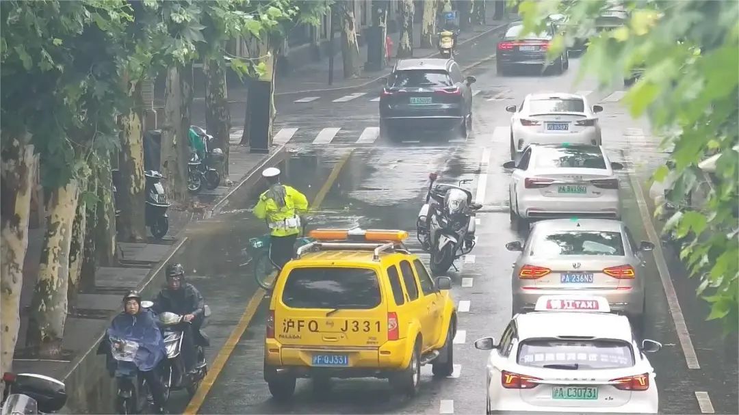 上海5万余警力迎战“暴力梅” 动态监控661个积水点 上海5万余警力迎战“暴力梅” 动态监控661个积水点