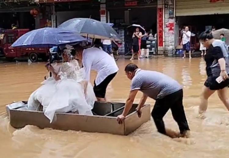 桂林一女孩出嫁路上被困,消防车当婚车, 坐船到新郎家 桂林一女孩出嫁路上被困,消防车当婚车, 坐船到新郎家