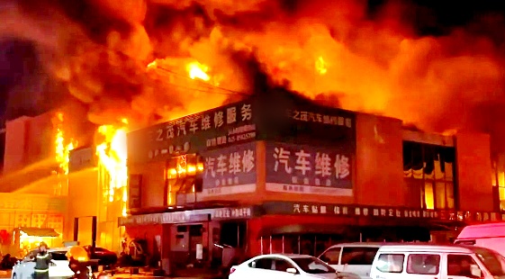 一汽配城发生火灾！现场一片火海……