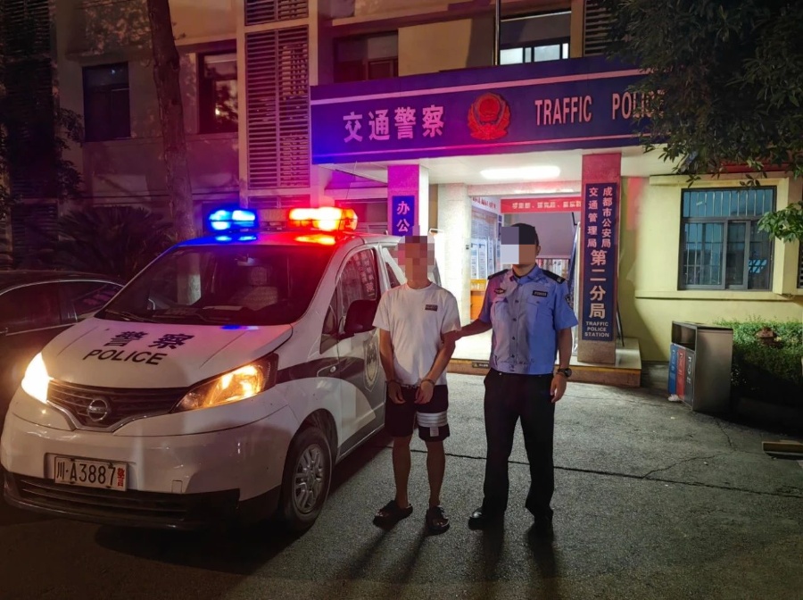 无证驾驶撞了就跑?成都交警:没门儿 无证驾驶撞了就跑?成都交警:没门儿