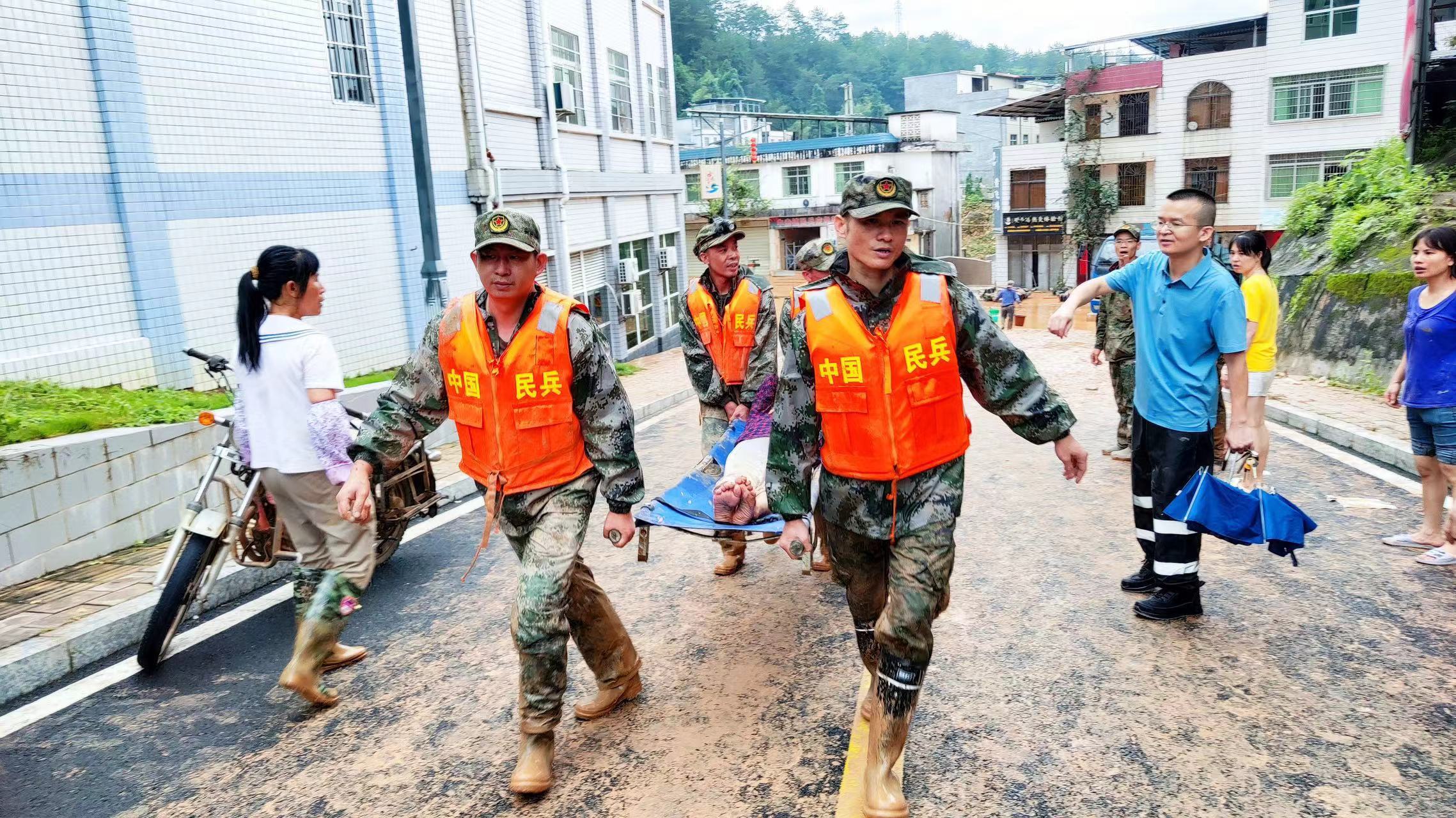 福建龙岩:夜雨中艰难跋涉的最美逆行者 福建龙岩:夜雨中艰难跋涉的最美逆行者