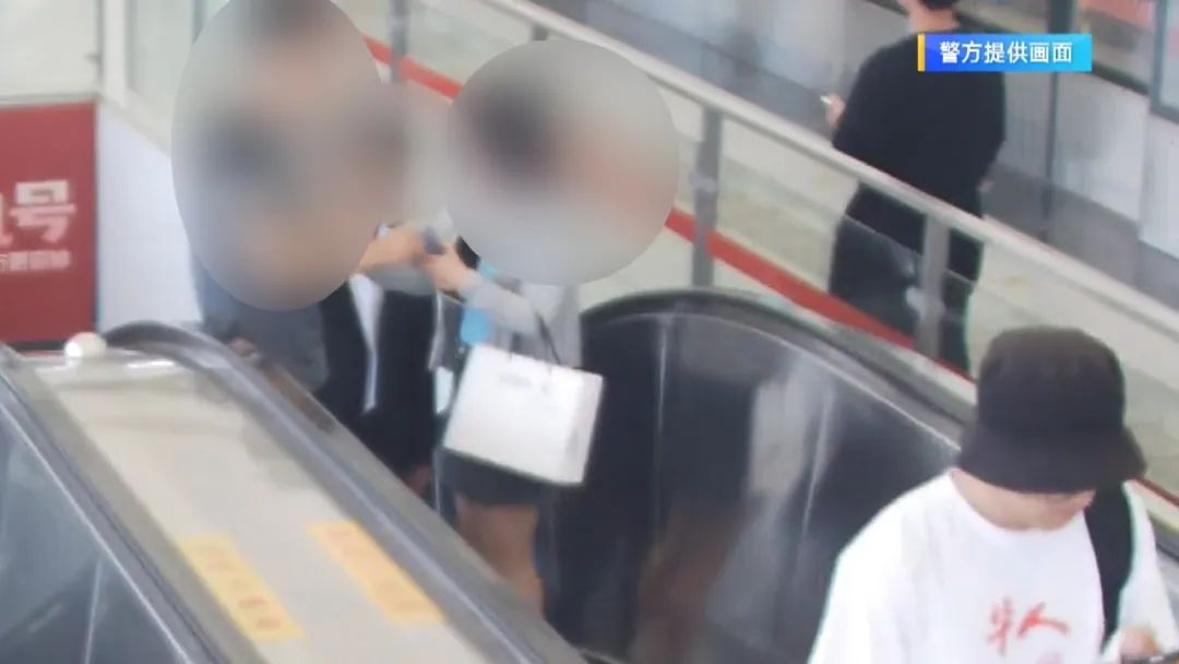 手机偷拍女性裙底 男子被拘留！