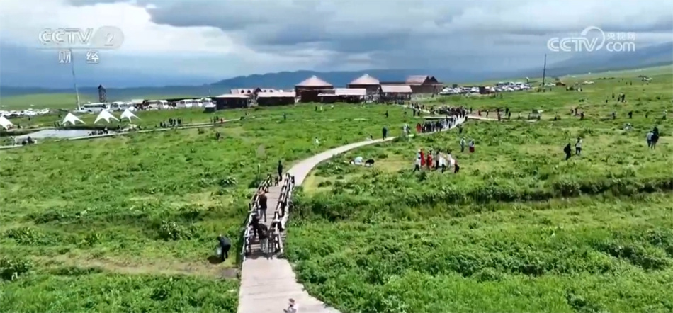 新疆那拉提草原迎旅游高峰 单日游客超4万人创历史新高