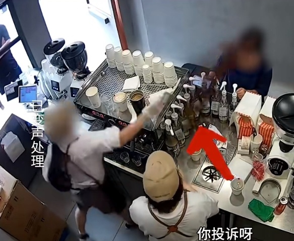 咖啡店员突然情绪失控，将咖啡粉泼顾客脸上…品牌方回应