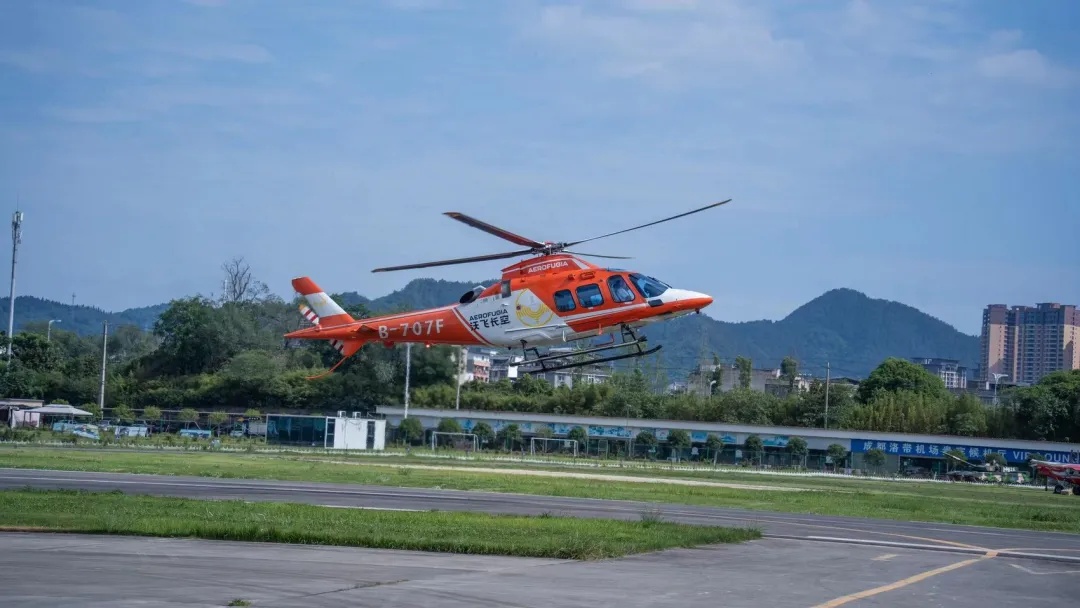 打“飞的”出行要来了！成都城市低空载人出行验证飞行开启