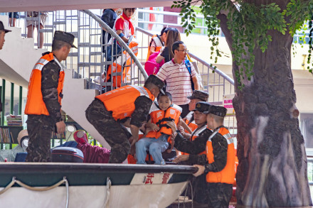 桂林武警官兵奋战救援一线 桂林武警官兵奋战救援一线