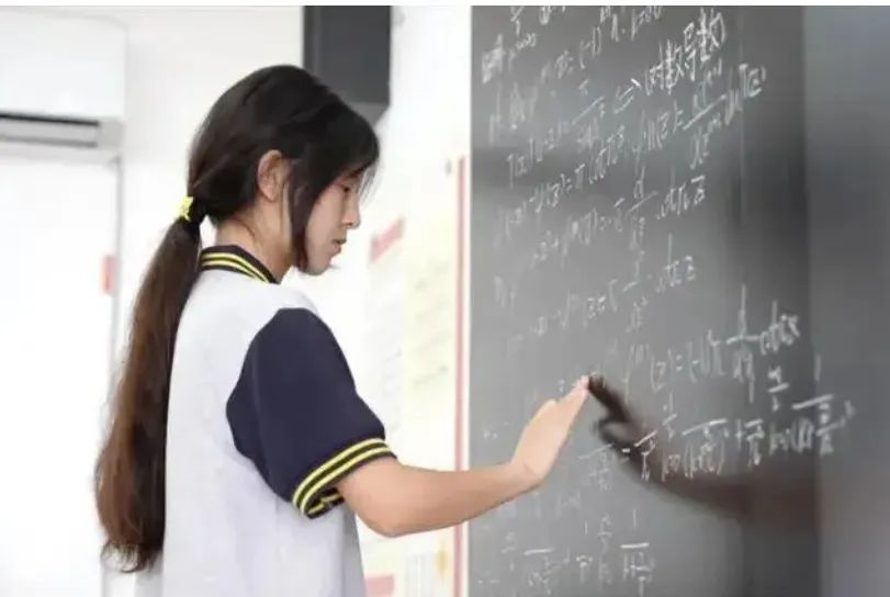 放过姜萍,给她一张安静的书桌 放过姜萍,给她一张安静的书桌