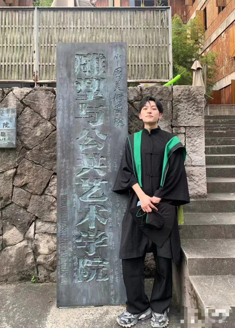 杭州一男生凭足球明星雕塑拿到中国美院银奖