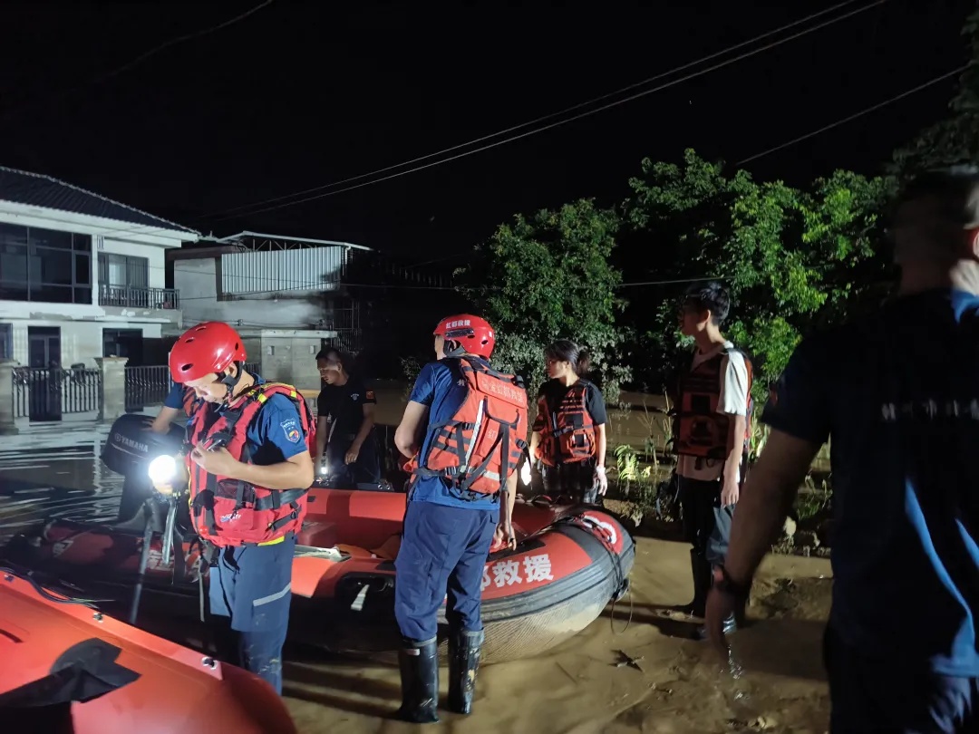 “别怕，我们来了！”汛情面前，这些年轻人上了