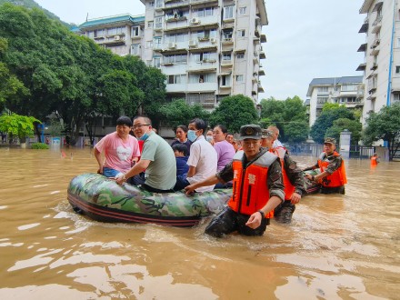 桂林武警官兵奋战救援一线 桂林武警官兵奋战救援一线