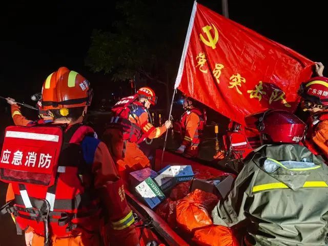 “别怕，我们来了！”汛情面前，这些年轻人上了