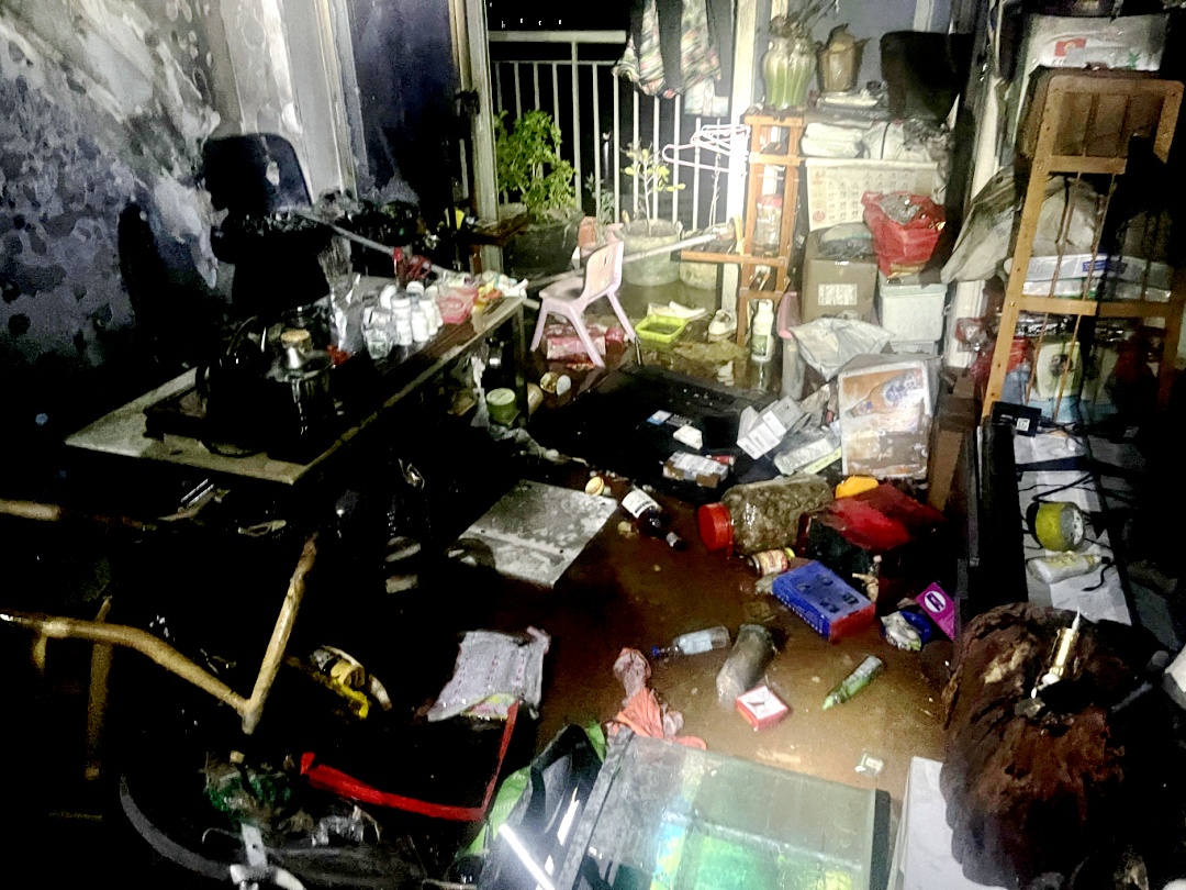 高层住宅凌晨起火，原因疑似……