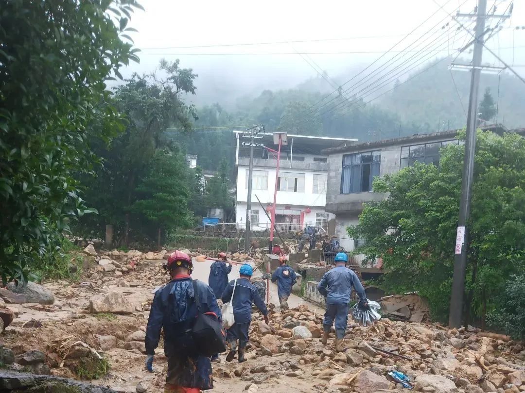 “别怕，我们来了！”汛情面前，这些年轻人上了