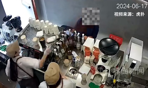 冲上热搜！Manner店员泼顾客咖啡粉，网友吵翻了→