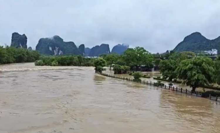南方多景区因暴雨关闭：象鼻山遭雷击，武功山小溪变河流