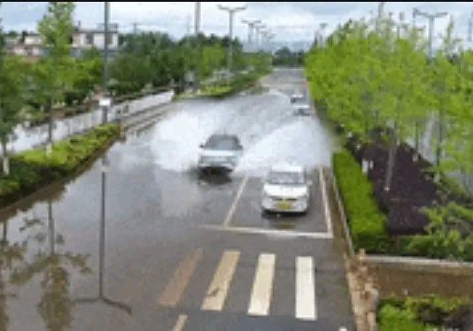 雨天开车溅人一身水，交警：属于交通违法行为，罚！