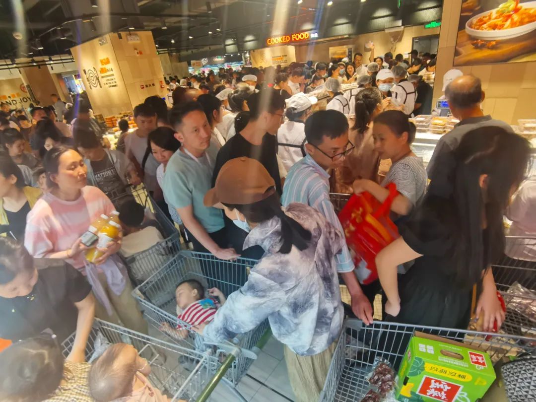 人比过年还多！胖东来救活永辉了？
