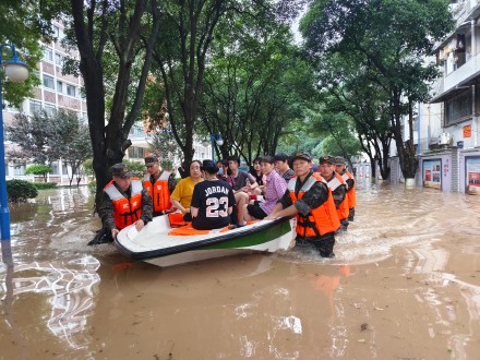 桂林武警官兵奋战救援一线 桂林武警官兵奋战救援一线