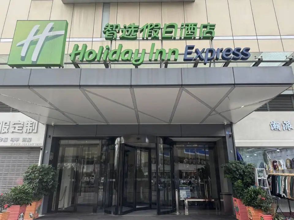 员工标错价40元一晚被订上千单,酒店强制退单违法吗? 员工标错价40元一晚被订上千单,酒店强制退单违法吗?