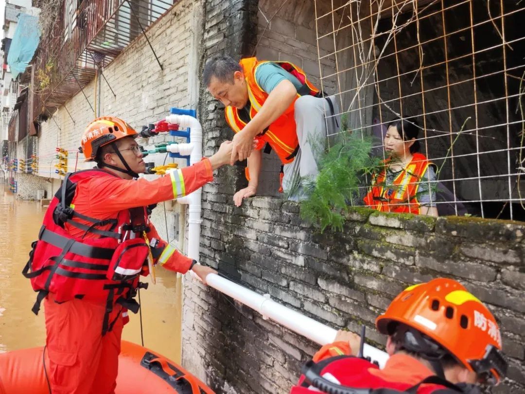 “别怕，我们来了！”汛情面前，这些年轻人上了