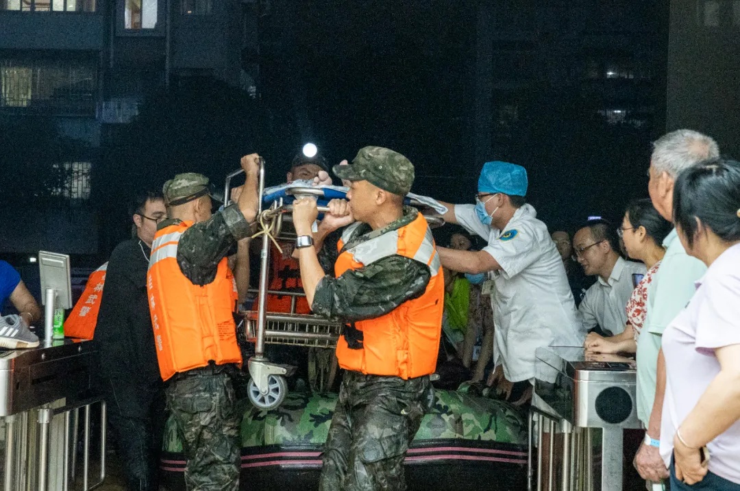 “别怕，我们来了！”汛情面前，这些年轻人上了