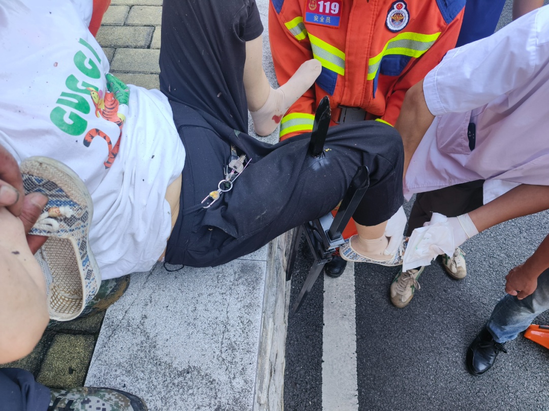 疼！“大馋丫头”贪摘李子，大腿遭栅栏无情刺穿