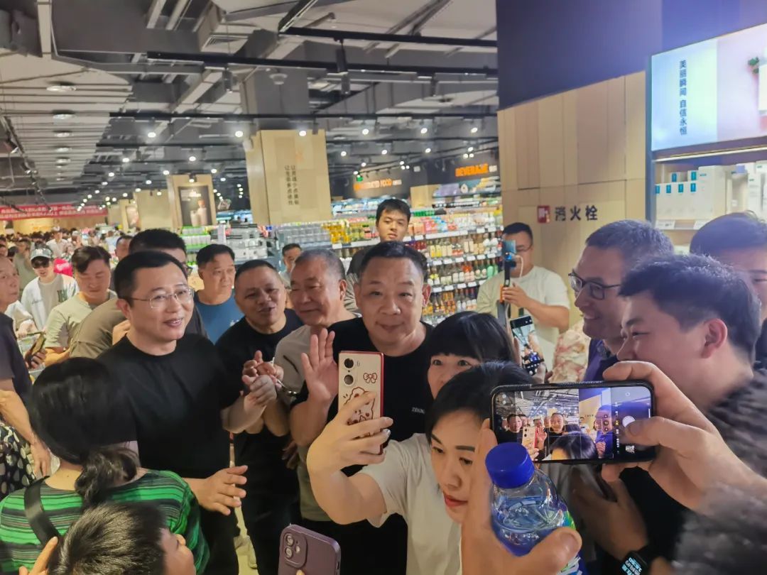 人比过年还多！胖东来救活永辉了？